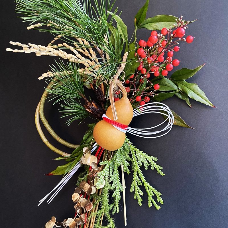 石化柳と縁起良く 山百合や南天、若松を束ねた 和モダンなお正月